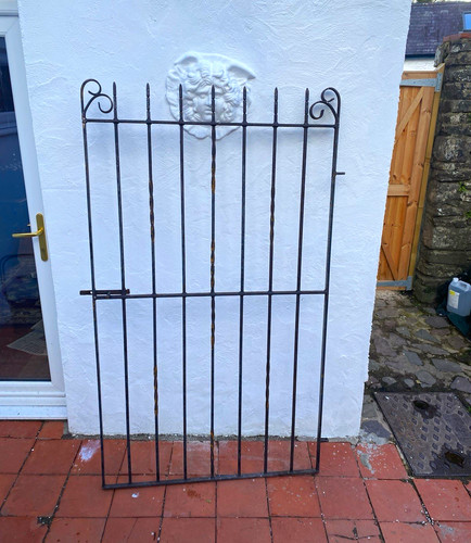 Black metal pedestrian garden - black,